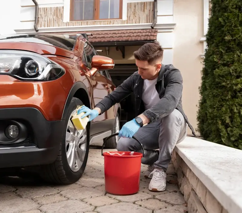 Lavage auto à domicile La Rivière-Saint-Sauveur : professionnel intervenant sur un véhicule